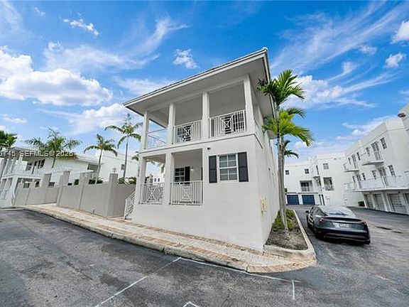 5th image of 1035 SW 9th Ct #Townhouse N