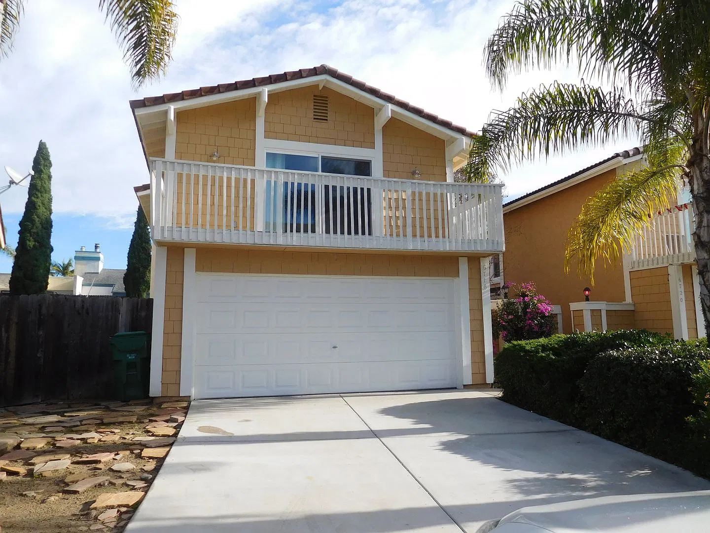 Spacious, 3BD/2.5BA Duplex with Large Fenced Yard: Close to Schools, Golf, Town! — Photo 1