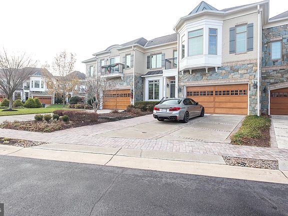 3rd image of 18353 Fairway Oaks Sq