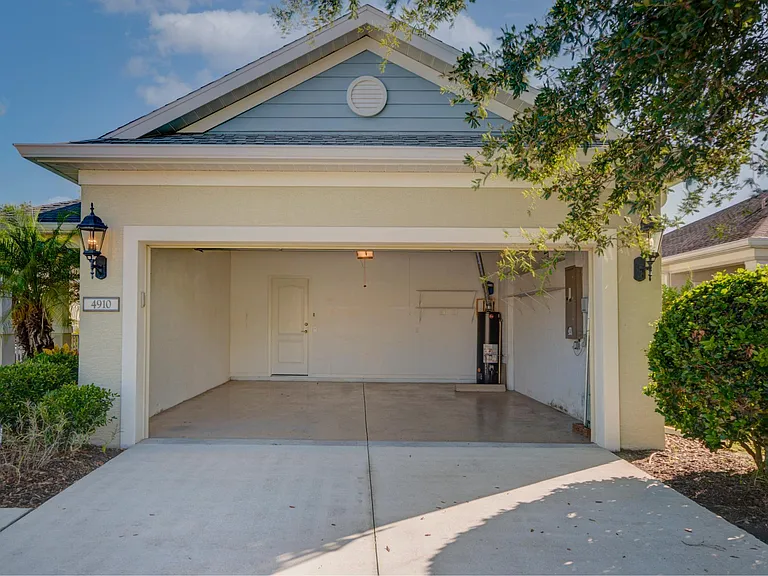 4910 Newport News Cir — Photo 3