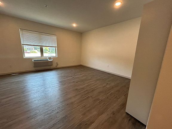 3rd image of 101 Main St S #206