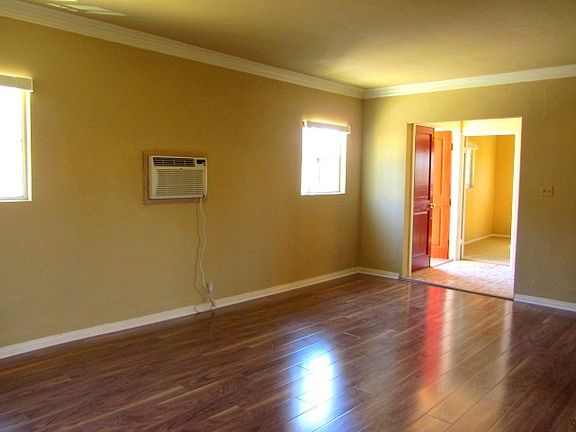 4th image of 515 1/4 N Normandie Ave