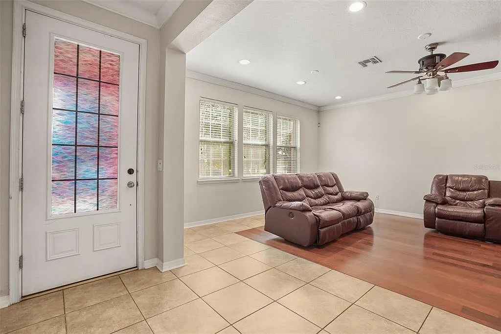 3 bed, 2.5 bath, 1940 sqft, $2,490 — Photo 3