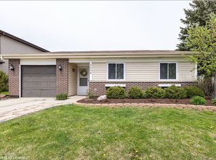 2338 Vista Dr, Woodridge, IL 60517
