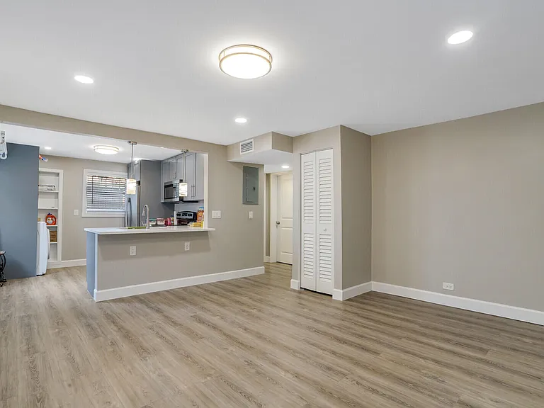 1225 W 10th St #B — Photo 3