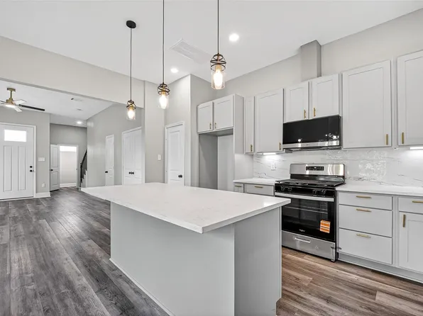 2207 Des Chaumes St, Houston, TX 77026