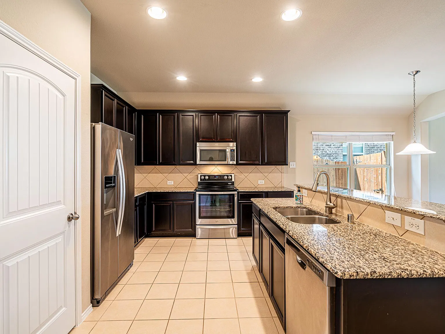 3 bed, 1851 sqft, $2,600 — Photo 4