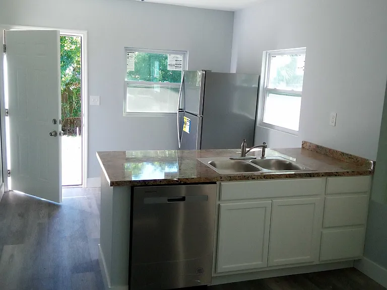 1008 Colyer St — Photo 6