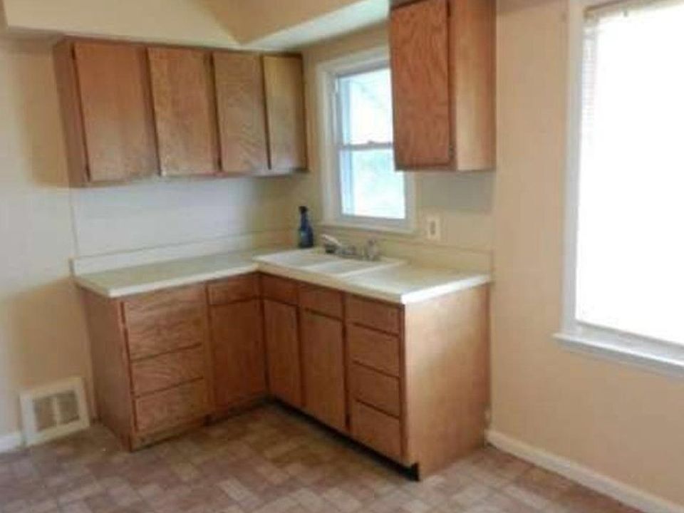 2nd image of 7550 Longacre St