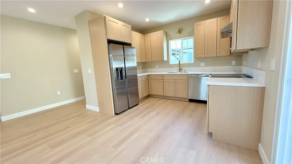 2 bed, 900 sqft, $3,200 — Photo 3