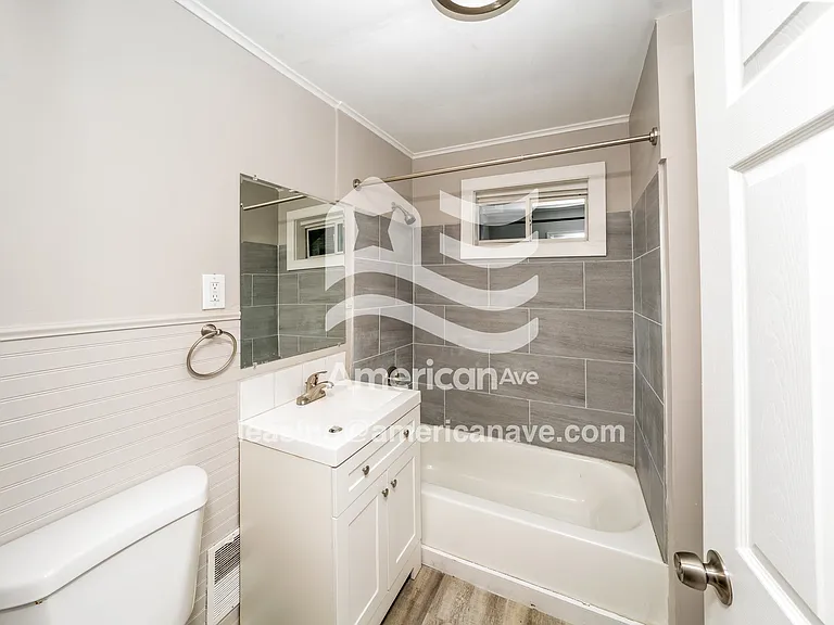 923929_012_main_bathroom_13787848.jpg