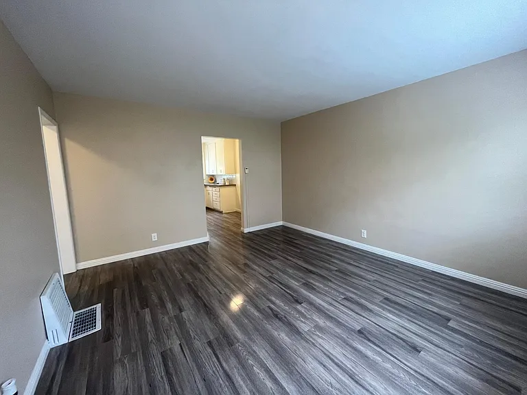 14121 Sylvan St — Photo 3