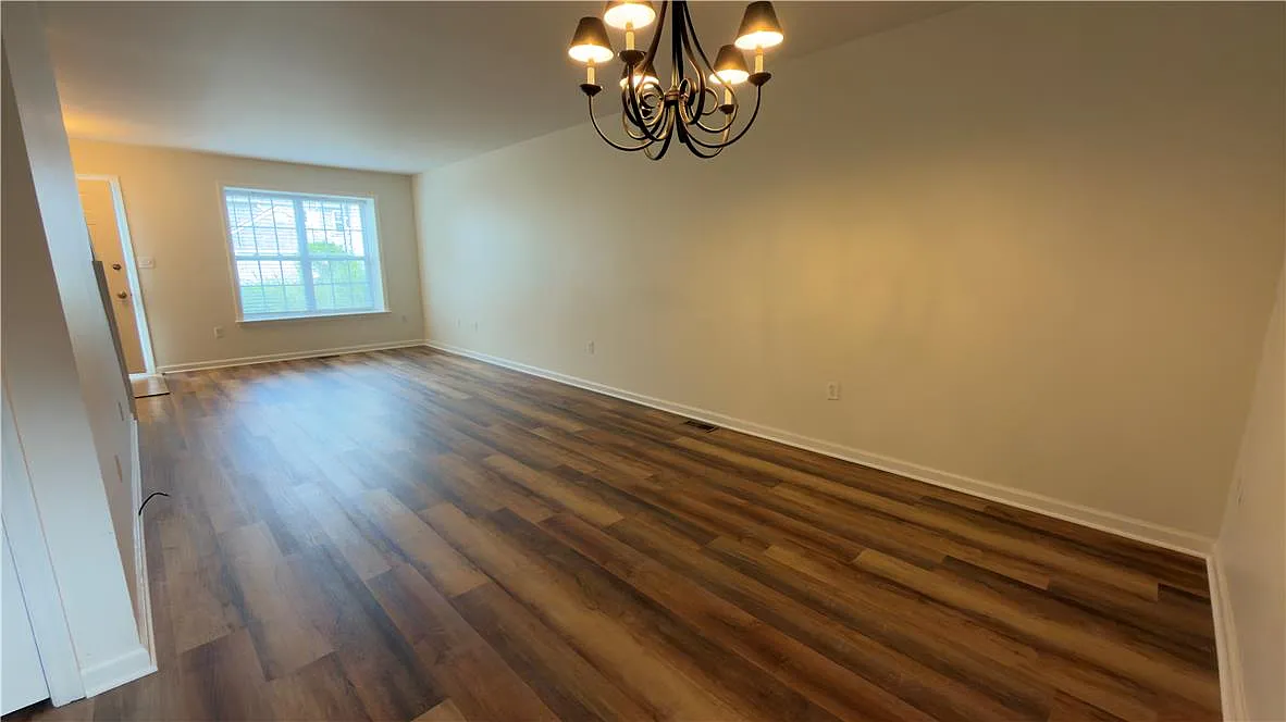 3 bed, 2.5 bath, 2282 sqft, $2,800 — Photo 3