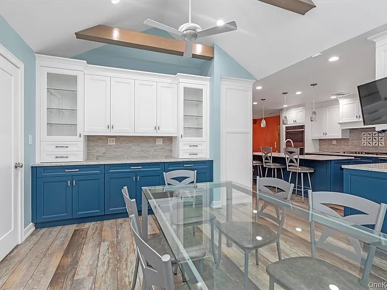 709 Carlyle St — Photo 8