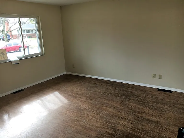 1216 Shanley Dr — Photo 5