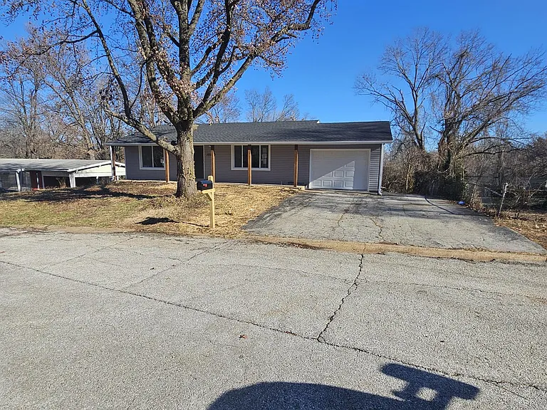 10200 Green Valley Dr — Photo 1