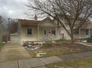 2209 Roslyn Rd, Grosse Pointe Woods, MI 48236