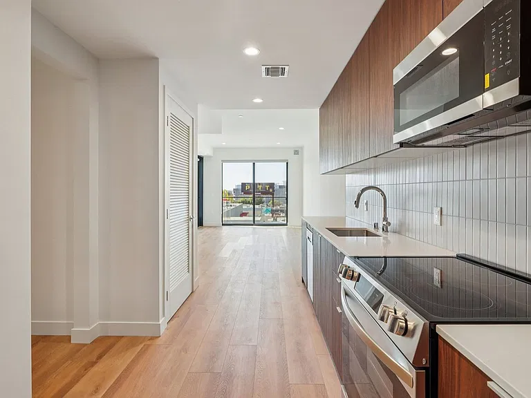 10431 Santa Monica — Photo 31
