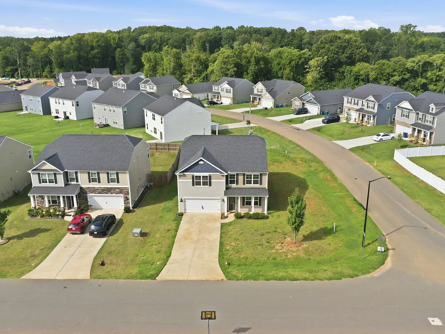 4 bed, 2.5 bath, 2824 sqft, $2,500 — Photo 2