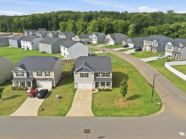 2509 Summersby Dr — Photo 2
