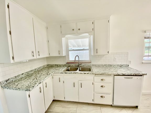 4th image of 960 S Bryant St