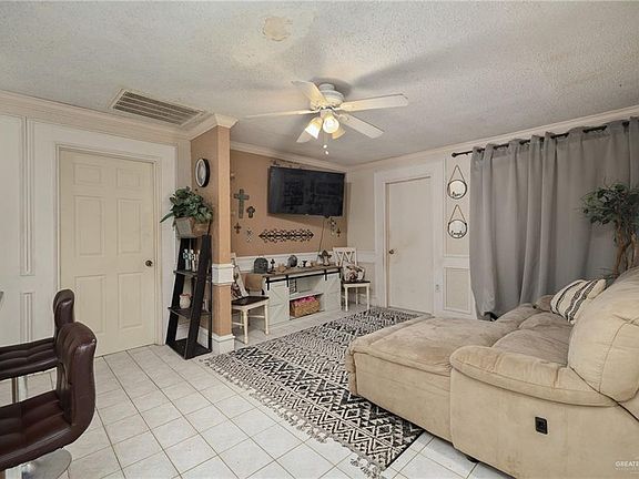 4th image of 1069 E Paisano St