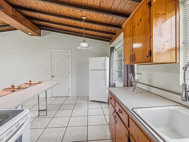 7912 Ficquette Rd — Photo 9