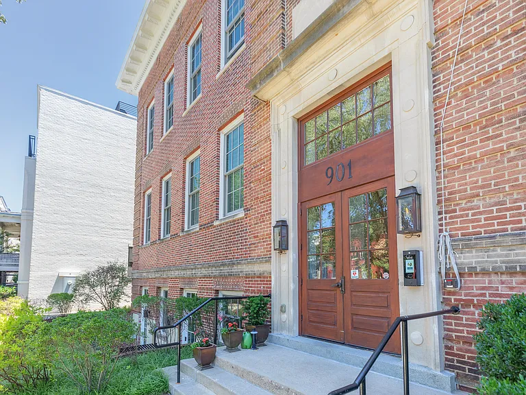 901 D St NE #1 — Photo 48