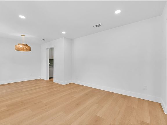 4th image of 619 Green Castle Dr