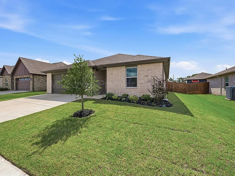 1819 Boxwood Dr — Photo 3