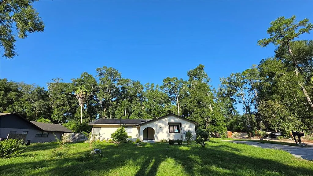4 bed, 2.0 bath, 1902 sqft, $2,200 — Photo 1