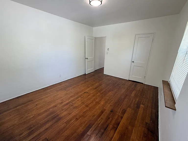 512 NE 68th St #UPSTAIR — Photo 12