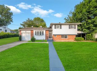 295 W 24th St, Deer Park, NY 11729