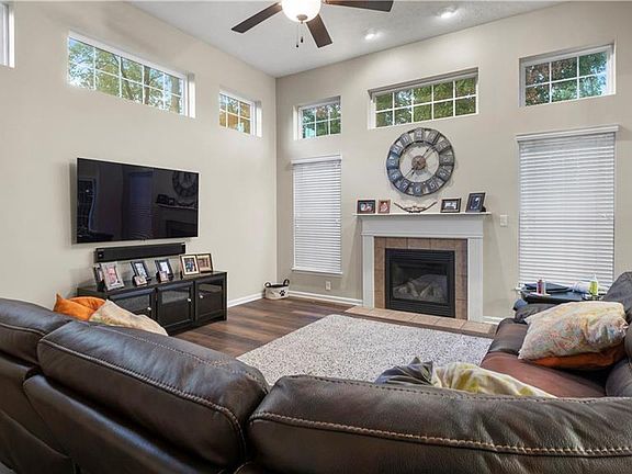3rd image of 10356 Plumas Ln