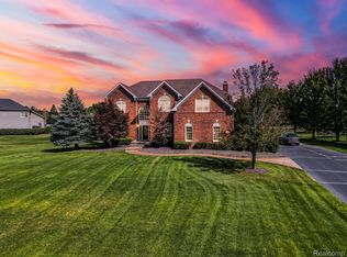 1772 Bristol Dr, Milford, MI