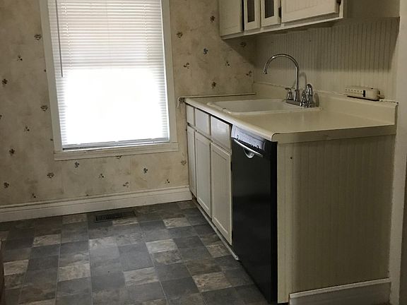 4th image of 215 Short St