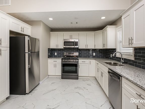 2nd image of 560 Canterbury Ln