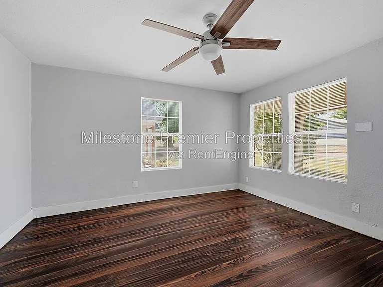 215 W Walker St — Photo 11