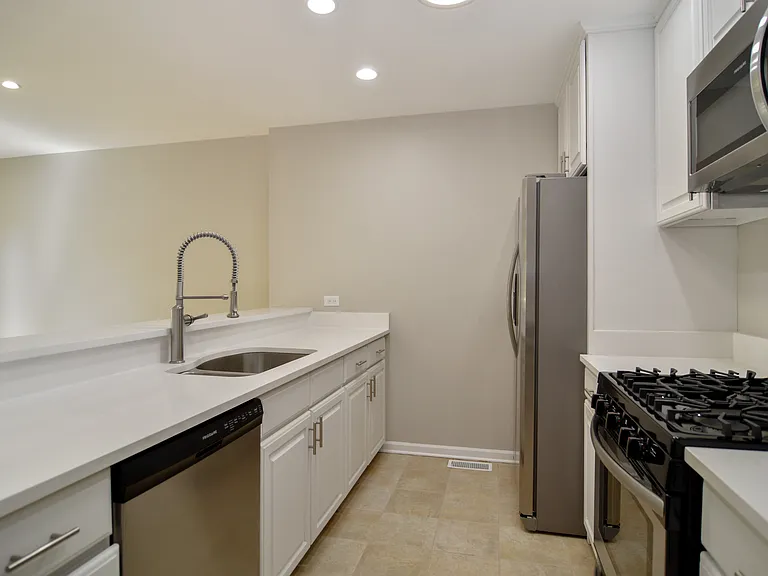 2365 N Wayne Ave — Photo 4