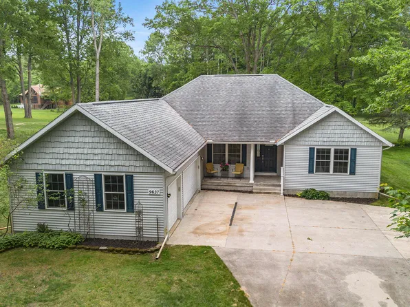 9637 Sunset Dr, Stanwood, MI 49346