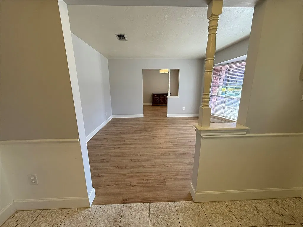 3 bed, 2111 sqft, $2,400 — Photo 4