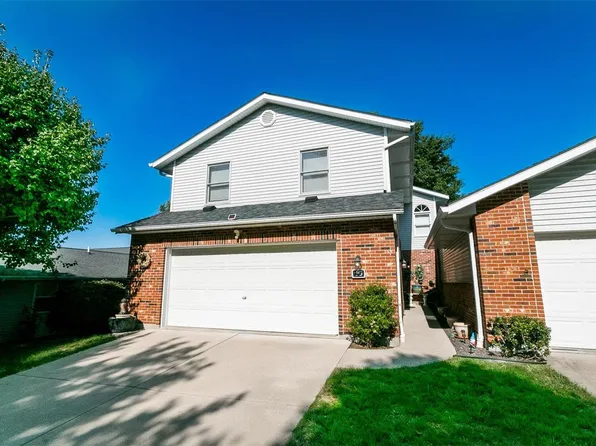 16 Fieldcrest Dr, Columbia, IL 62236