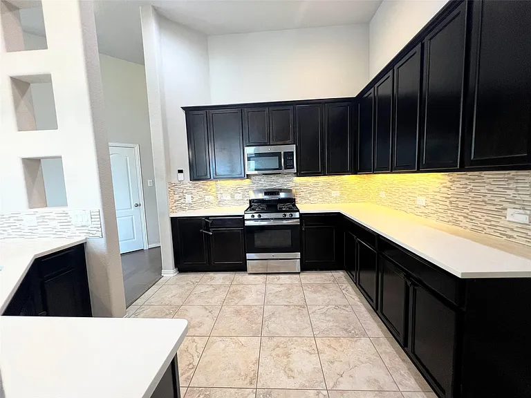 613 Palmilla St — Photo 16
