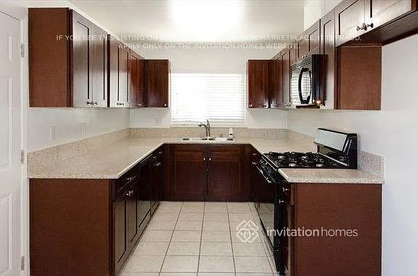 4975 N E St — Photo 2