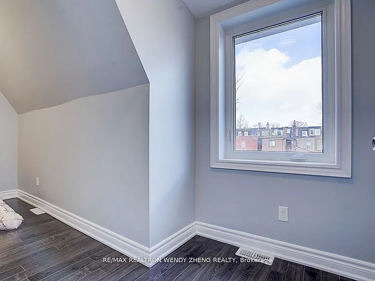 245 Montrose Ave #UPPER — Photo 20