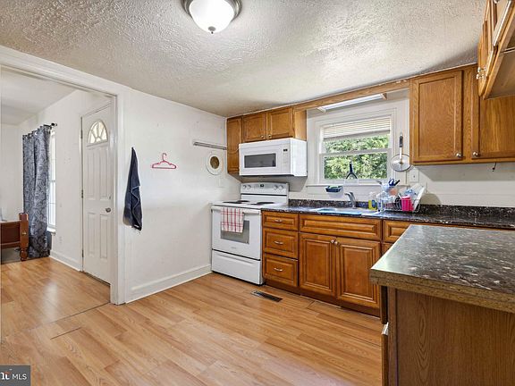 5th image of 1001 Manning Dr