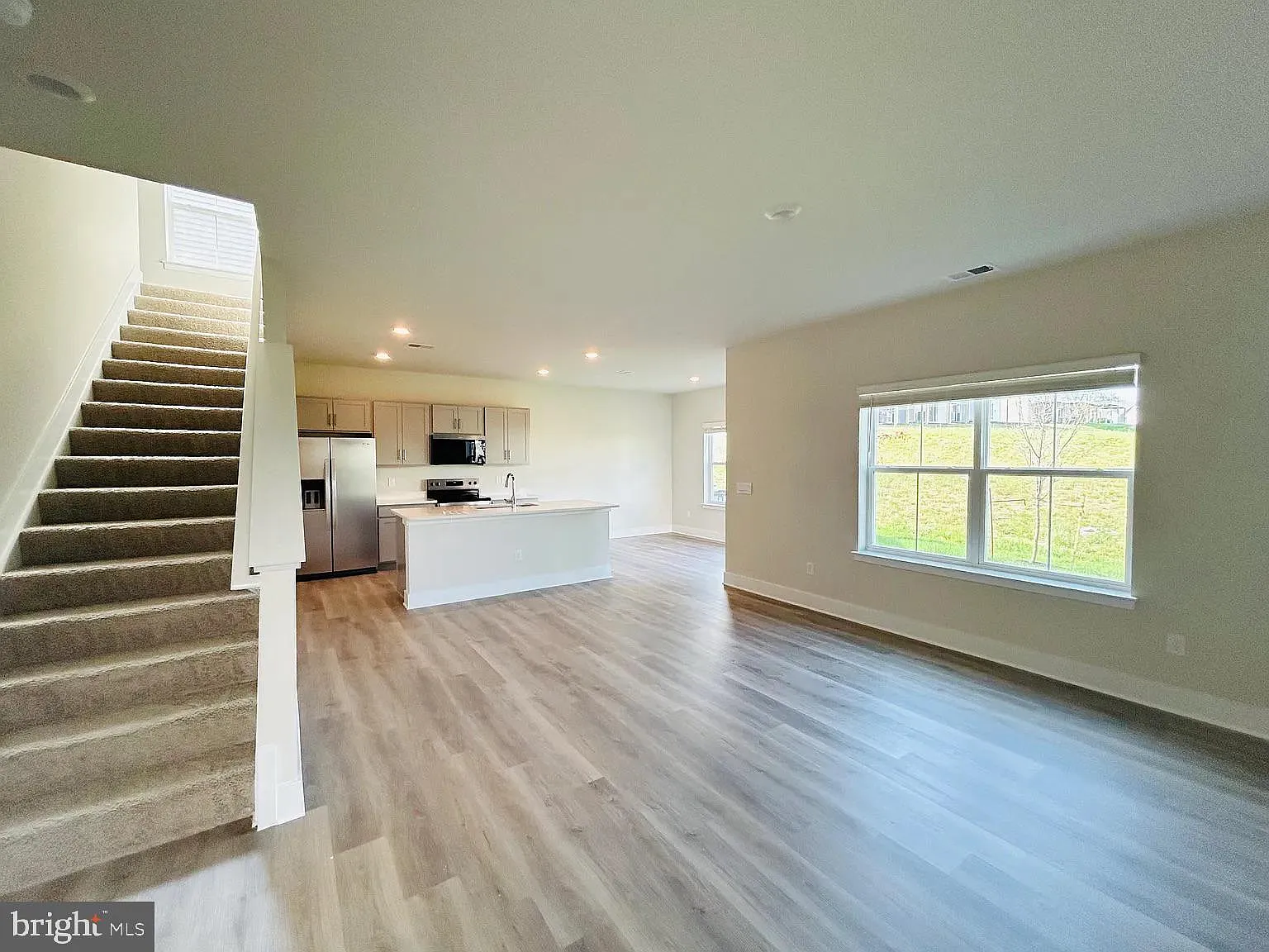 4 bed, 2.5 bath, 1953 sqft, $2,700 — Photo 2