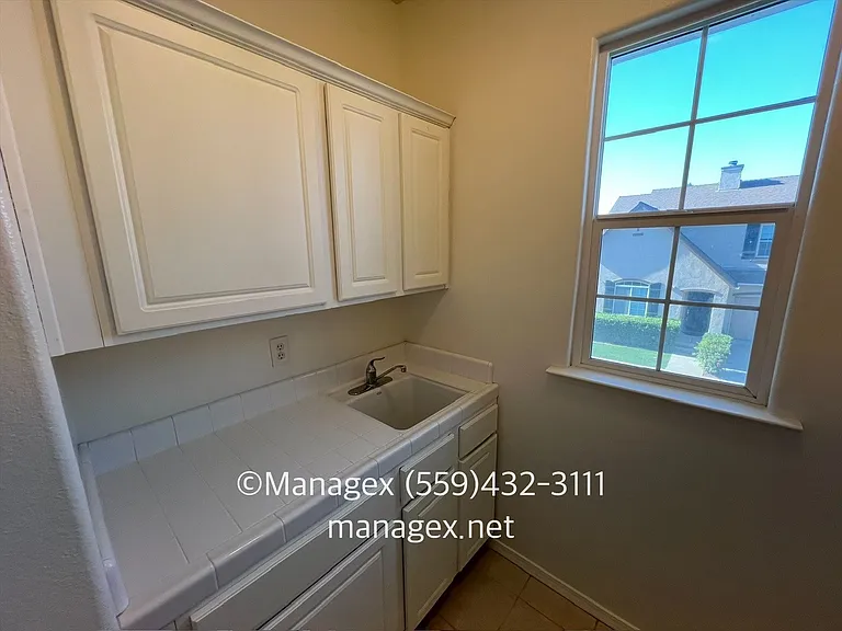 737 W Siena Ln — Photo 8