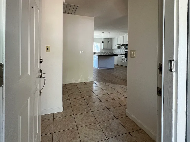 1827 Holiday St — Photo 5