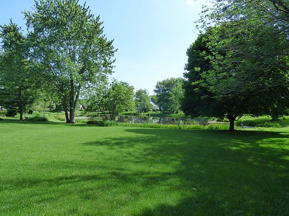 2nd image of 995 Holly Cir